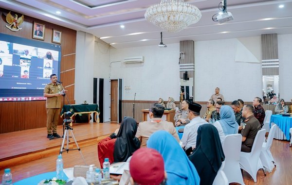 Bobby Nasution merealisasikan janjinya bersama H Aulia Rachman saat mencalonkan diri menjadi Wali Kota dan Wakil Wali Kota Medan yakni akan membantu memberikan beasiswa bagi mahasiswa Kota Medan yang tengah kuliah di Timur Tengah. Senin (23/9), orang nomor satu di Pemko Medan ini menyerahkan bantuan sebesar Rp.390 juta di Balai Kota Medan. (seputaranindonesia.com/Istimewa)