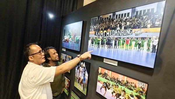 Pelaksana tugas (Plt) Wali Kota Medan H Aulia Rachman mengunjungi pameran foto ajang Pekan Olahraga Nasional (PON) XXI Sumatera Utara yang digelar di Rivavark, Atrium Deli Park Medan, Jumat (18/10) malam.(seputaranindonesia.com/Istimewa)