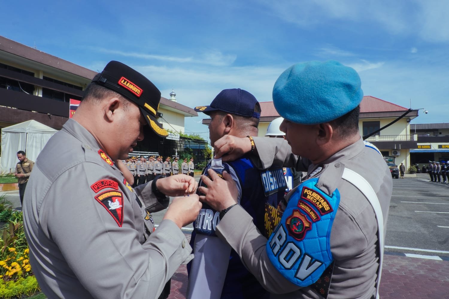 Pemko Medan mendukung pelaksanaan Operasi Zebra Toba 2024 yang akan berlangsung mulai tanggal 14 Oktober sampai dengan 27 Oktober 2024. Dukungan ini ditandai dengan mengikuti Apel Gelar Pasukan yang digelar di Polrestabes Medan, Senin (14/10/24). (seputaranindonesia/Istimewa)