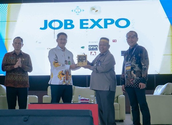 Pemko Medan melalui Dinas Ketenagakerjaan bekerja sama dengan Politeknik Pariwisata Medan menggelar Job Expo, mulai Jumat (4/10) sampai dengan Sabtu (5/10). Perhelatan yang berlangsung di Gedung Serba Guna kampus itu dikuti 30 perusahaan yang menyediakan 1.374 lowongan dengan 160 jabatan. (seputaranindonesia.com/Istimewa)