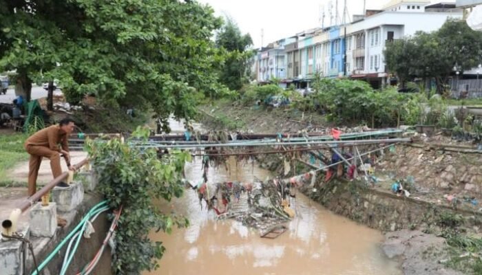 Pemko Batam Turunkan Excavator di 13 Titik Banjir: Penanganan Cepat Setelah Hujan Lebat Melanda”
