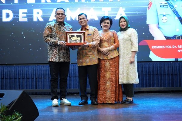 Plt Wali Kota Medan H. Aulia Rachman saat menghadiri malam pisah sambut Kapolrestabes Medan dari Kombes Pol Dr. Teddy Jhon Sahala Marbun,S.H.,M.Hum kepada Kombes Pol Gidion Arif Setyawan,S.I.K.,S.H.,M.Hum di Hotel Grand Mercure, Selasa (8/10) malam. (seputaranindonesia.com/istimewa)