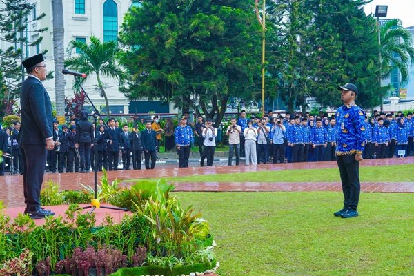 Meski di bawah rintik hujan gerimis namun pelaksanaan Upacara Peringatan Hari Kesaktian Pancasila Tahun 2024 berlangsung dengan penuh khidmat dan lancar di halaman depan Balai Kota Medan, Selasa (1/10). Pelaksana tugas (Plt) Wali Kota Medan H Aulia Rachman bertindak sebagai Inspektur Upacara (Irup), sedangkan Camat Medan Petisah Arafat Syam menjadi komandan upacara. (seputaranindonesia.com/istimewa)