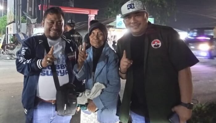 Tersentuh Sosok Ibu, Ketua Advokasi Pasti Bobby Sumut Beri Bantuan Spontan ke Nenek 78 Tahun di Deli Serdang