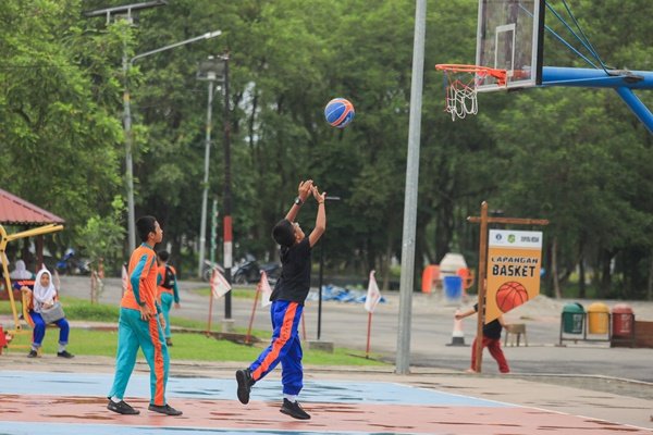 Taman Cadika juga menjadi Oase Hijau di tengah kota Medan karena dipenuhi dengan pepohonan hijau yang terawat dengan baik, menciptakan suasana asri dan sejuk. Tidak hanya menjadi tempat rekreasi dan berolahraga, taman yang telah direvitalisasi dan diresmikan oleh Wali Kota Medan Bobby Nasution ini juga menarik minat pengunjung dari luar kota yang ingin menikmati udara segar dan keindahan alam di tengah hiruk-pikuk perkotaan. (seputaranindonesia.com/Istimewa)