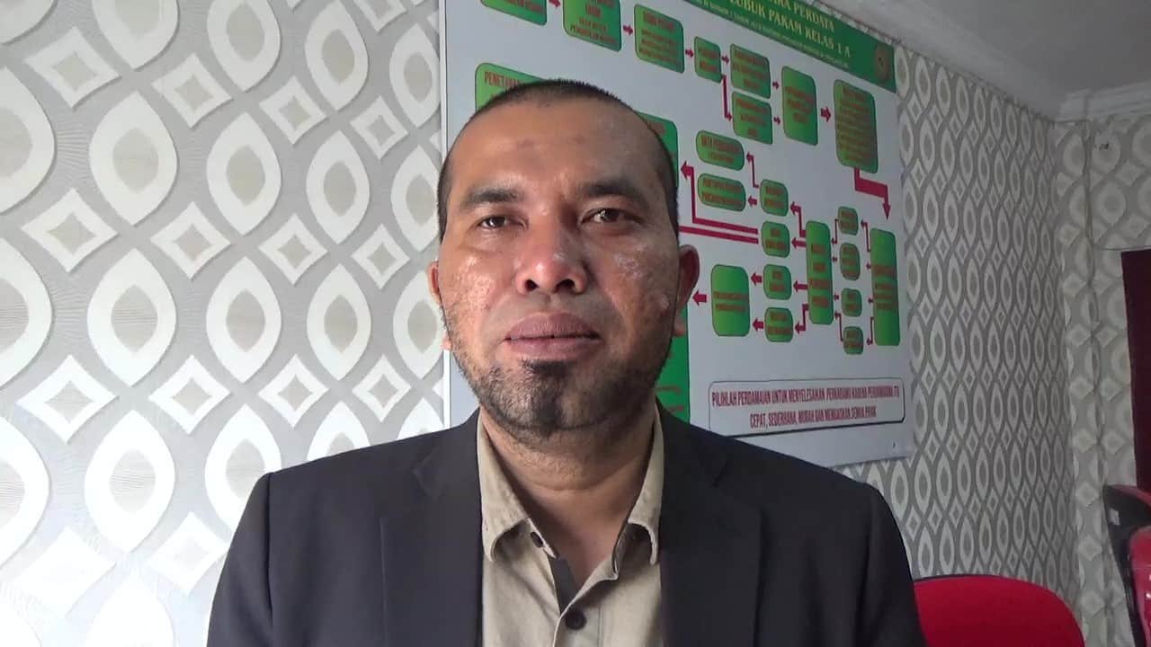 Kuasa hukum Warga, Mikrot Siregar, SH, MH, dari Kantor Pengacara Banteng Keadilan saat wawancara, Selasa, 1 Oktober 2024. (seputaranindonesia.com/foto: Aris).