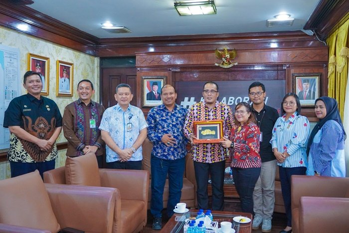 Plt Wali Kota Medan Aulia Rachman didampingi Kadis Kesehatan Yuda Pratiwi Setiawan, Kadis Sosial Khoiruddin Rangkuti dan Camat Medan Helvetia Putra Ramadan menerima audiensi Yayasan Nurani Luhur Masyarakat di Balai Kota, Jumat (1/11/24). (seputaranindonesia.com/Istimewa)