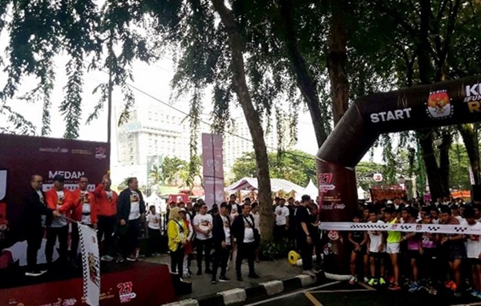 Ribuan warga Kota Medan dan sekitarnya memadati Lapangan Benteng Medan pada Minggu pagi (24/11/2024) untuk berpartisipasi dalam KPU Sumut Fun RAN 2024. Acara ini merupakan kegiatan lomba lari dan jalan santai yang diselenggarakan Komisi Pemilihan Umum (KPU) Sumatera Utara dalam rangka menyambut masa tenang Pemilihan Kepala Daerah (Pilkada) serentak. (seputaranindonesia.com/Istimewa)