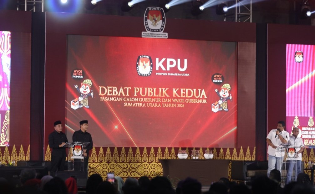 Debat publik kedua Pilgub Sumut 2024 berlangsung di Santika Premiere Dyandra Hotel, Medan. Ketua KPU Sumut, Agus Arifin, berharap kedua paslon dapat meyakinkan 10,8 juta pemilih dengan visi dan misi mereka. (seputaranindonesia.com/Ismail)