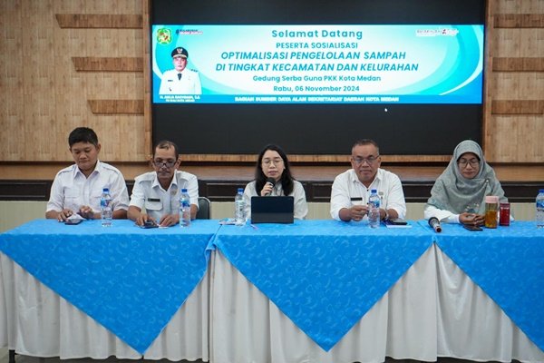 Pengelolaan sampah membutuhkan partisipasi aktif seluruh masyarakat, bukan hanya pemerintah. Hal ini disampaikan Plt. Wali Kota Medan H. Aulia Rachman, yang diwakili Staf Ahli Walikota Emilia Lubis, pada acara Sosialisasi "Optimalisasi Pengelolaan Sampah Tingkat Kecamatan & Kelurahan di Kota Medan Tahun 2024," Rabu (6/11). (seputaranindonesia.com/istimewa)