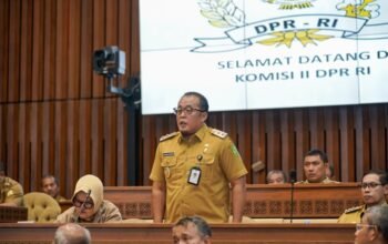 Pelaksana tugas (Plt) Wali Kota Medan H Aulia Rachman menghadiri Rapat Kerja (Raker) dan Rapat Dengar Pendapat (RDP) bersama Komisi II DPR RI di Ruang Rapat Komisi II, Gedung Nusantara DPR RI, Jalan Jenderal Gatot Subroto, Senayan, Jakarta Pusat, Senin (18/11). (seputaranindonesia.com/Istimewa)