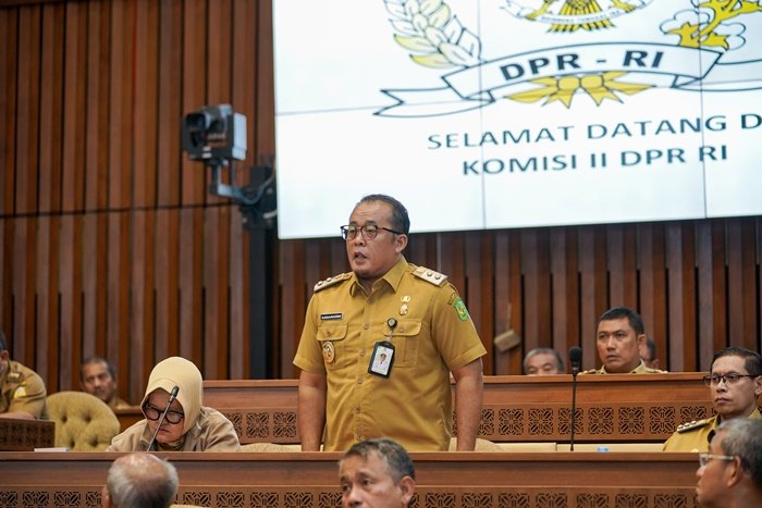 Pelaksana tugas (Plt) Wali Kota Medan H Aulia Rachman menghadiri Rapat Kerja (Raker) dan Rapat Dengar Pendapat (RDP) bersama Komisi II DPR RI di Ruang Rapat Komisi II, Gedung Nusantara DPR RI, Jalan Jenderal Gatot Subroto, Senayan, Jakarta Pusat, Senin (18/11). (seputaranindonesia.com/Istimewa)