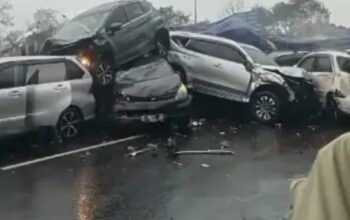 Suasana kecelakaan beruntun di Tol Purbaleunyi, Bandung, Jawa Barat, pada Senin (11/11/2024). (seputaranindonesia.com/Foto: ist).