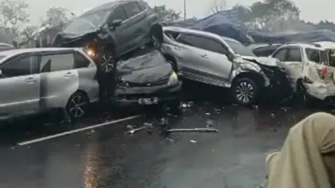 Suasana kecelakaan beruntun di Tol Purbaleunyi, Bandung, Jawa Barat, pada Senin (11/11/2024). (seputaranindonesia.com/Foto: ist).