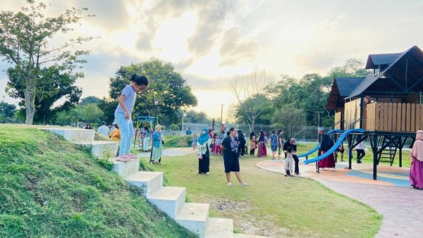 Antusiasme masyarakat mengunjungi Taman Cadika di Jalan Karya Wisata, Kelurahan Pangkalan Mansyur, Kecamatan Medan Johor kini sangat tinggi. Pasca revitalisasi yang dilakukan Wali Kota Medan Bobby Nasution dan Wakil Wali Kota H Aulia Rachman, taman yang memiliki luas sekitar 5.000 m² kini tampil dengan wajah baru yang sangat memesona. (seputaranindonesia.com/Istimewa)