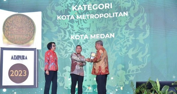Pemko Medan meraih penghargaan Adipura kategori Kota Metropolitan di tahun 2023 setelah 12 tahun lamanya masih dianggap belum berhasil. Hal ini menjadi bukti nyata dibawah kepemimpinan Wali Kota Medan Bobby Nasution dan Wakil Wali Kota Medan H. Aulia Rachman penanganan kebersihan berjalan optimal. (seputaranindonesia.com/istimewa)
