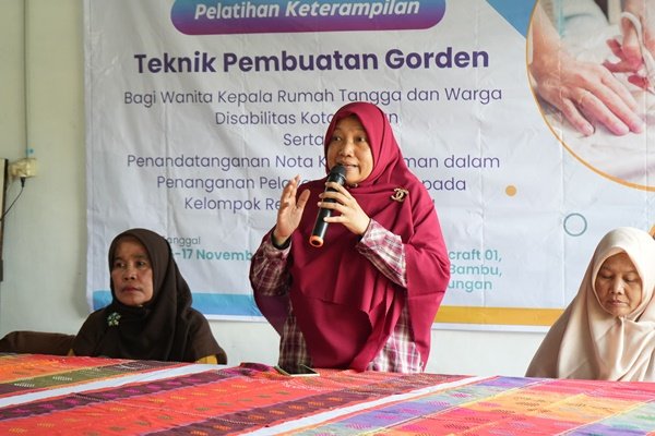 Sebanyak 15 orang peserta penyandang difabel dan wanita yang berperan sebagai kepala rumah tangga mengikuti pelatihan keterampilan pembuatan horden di Sekar Handycraft, jalan Bunga Pariama 1, Gg. Bersama, Kec. Medan Tuntungan, Sabtu (16/11). (seputaranindonesia.com/Istimewa)