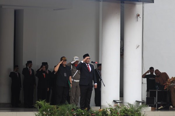 Pemko Medan menggelar Upacara Peringatan Hari Pahlawan di halaman kantor Wali Kota Medan, Minggu (10/11/24). Upacara yang dipimpin Plt Wali Kota Medan Aulia Rachman ini berlangsung khidmat dan lancar. (seputaranindonesia. (istimewa)