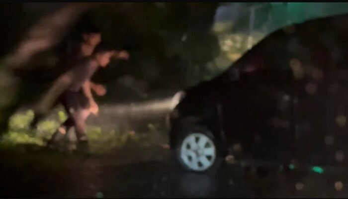 Aksi Heroik Tim Presisi Polrestabes Medan di Tengah Hujan Deras, Selamatkan Pengemudi Mobil yang Tergelincir