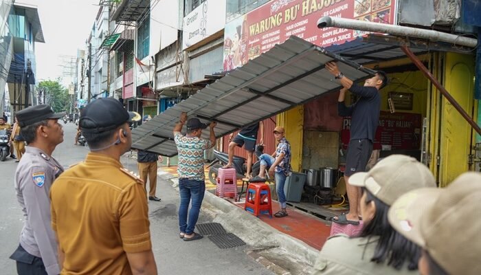 Menyalahi Aturan, Sejumlah Ruko Tempat Usaha di Kecamatan Medan Petisah Ditertibkan