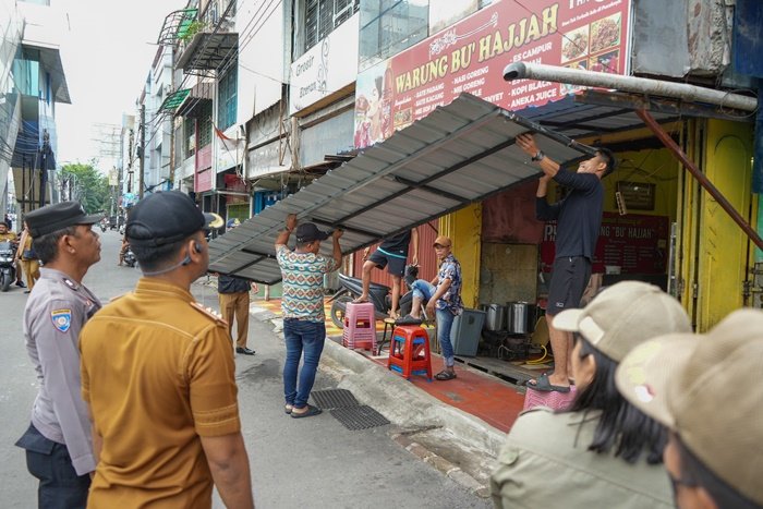 Pemko Medan Tertibkan Ruko di Medan Petisah yang Langgar Aturan, Dipimpin Camat Arafat Syam, Senin (4/11). (seputaranindonesia.com/Istimewa)
