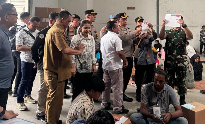 Ketua KPU Kota Medan, Mutia Atiqah, didampingi jajaran kepolisian dan perwakilan instansi terkait, meninjau proses penyortiran dan pelipatan surat suara Pilkada di Gudang KPU Medan, Jalan Rumah Potong Hewan, 4 November 2024. (seputaranindonesia.com/Istimewa)