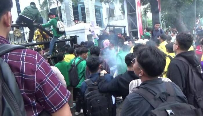 DPRD Sumut Disegel Mahasiswa, Tolak PPN 12 Persen Hingga Ultimatum
