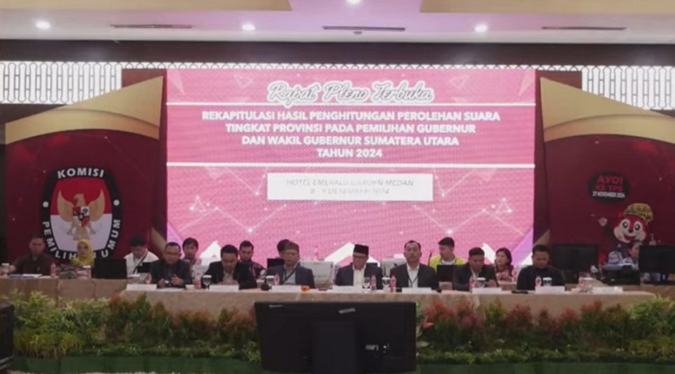 Komisi Pemilihan Umum (KPU) Sumatera Utara resmi menggelar Rapat Pleno Terbuka Rekapitulasi Hasil Penghitungan Perolehan Suara Tingkat Provinsi untuk Pemilihan Gubernur dan Wakil Gubernur Sumatera Utara Tahun 2024 di Hotel Emerald Garden, Minggu (8/12). (seputaranindonesia.com/Ismail)