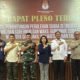 Ketua KPU Kota Medan, Mutia Atiqah, membuka rapat pleno rekapitulasi suara Pilkada 2024. Proses ini dihadiri Forkopimda, saksi paslon, dan pengawas, dengan komitmen menjaga transparansi dan akuntabilitas pemilu. (seputaranindonesia.com/Istimewa)