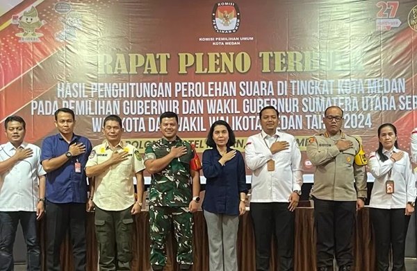 Ketua KPU Kota Medan, Mutia Atiqah, membuka rapat pleno rekapitulasi suara Pilkada 2024. Proses ini dihadiri Forkopimda, saksi paslon, dan pengawas, dengan komitmen menjaga transparansi dan akuntabilitas pemilu. (seputaranindonesia.com/Istimewa)