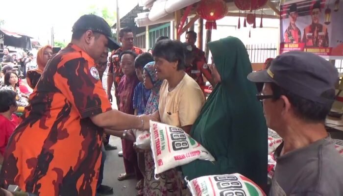 Pemuda Pancasila Medan Denai di Bawah Guntur Syahputra Berbagi Kasih dengan Ratusan Karung Beras