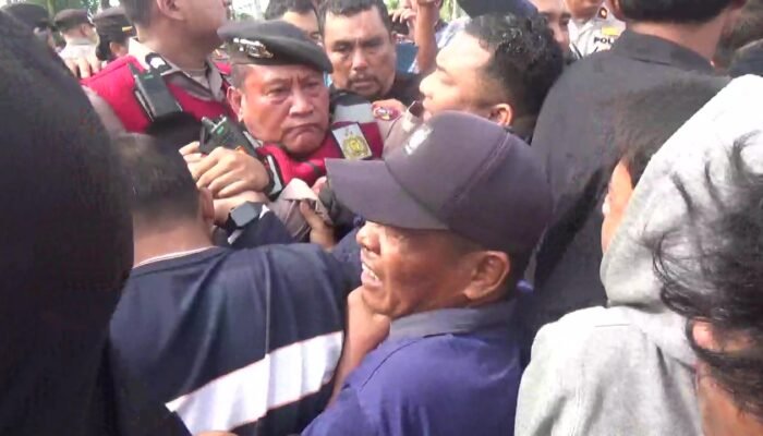 Ricuh Eksekusi Lahan 59,8 Hektar: Massa Ditarik Paksa, Polisi dan Massa Terlibat Saling Dorong, Kuasa Hukum Dr. Sa’i Turun Bela Hak Klien