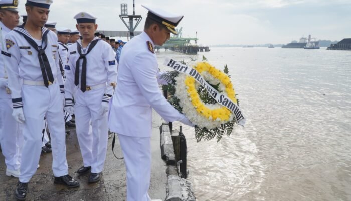 Peringati Hari Dharma Samudera, Danlanal Palembang Tabur Bunga di Dermaga