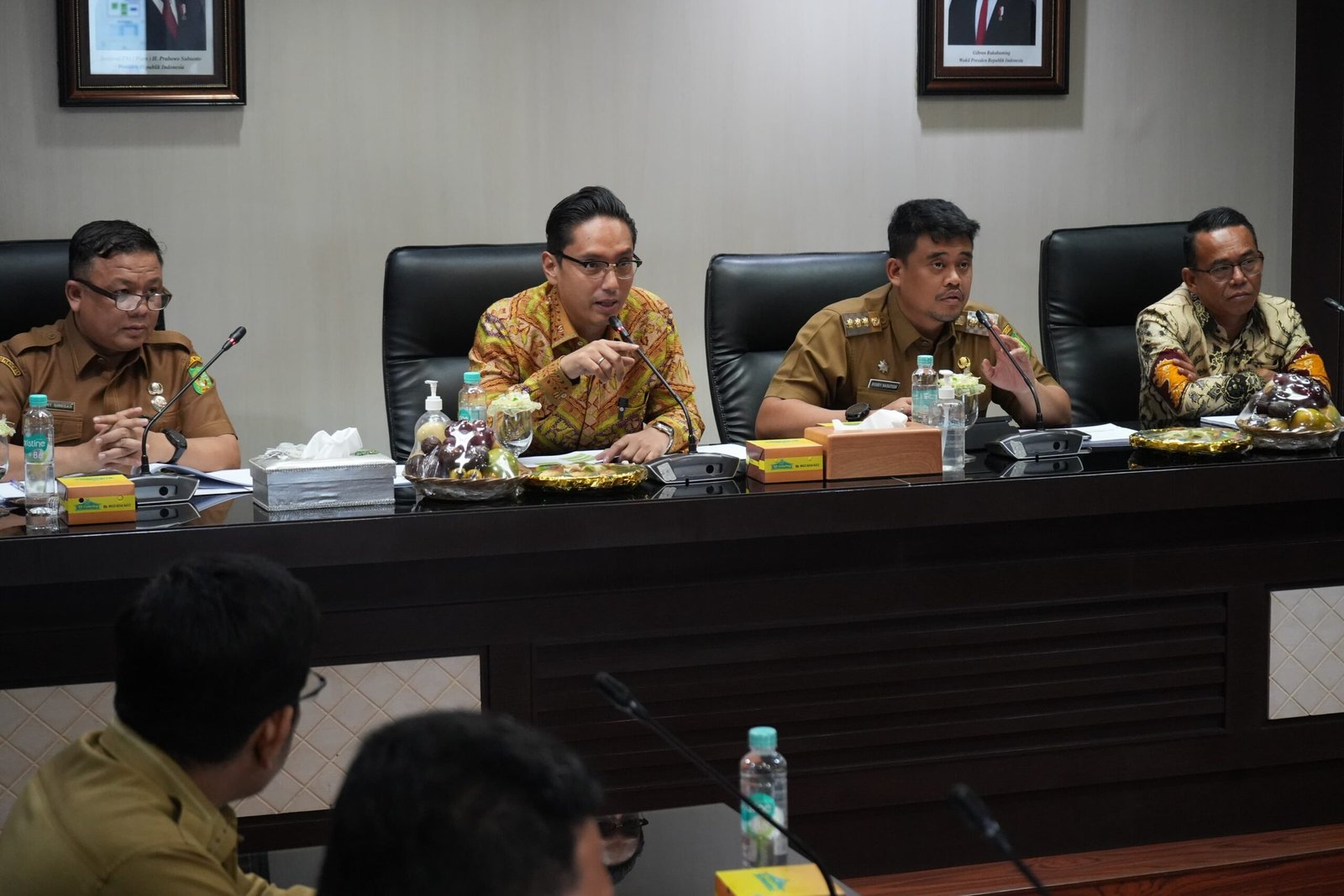 Wali Kota Medan Bobby Nasution saat memimpin rapat pembahasan persiapan program baru Regrouping (Penggabungan Beberapa Sekolah) di tingkat Sekolah Dasar Negeri dan Pembentukan Sekolah Unggulan di Kota Medan, di Balai Kota, Senin (10/2).