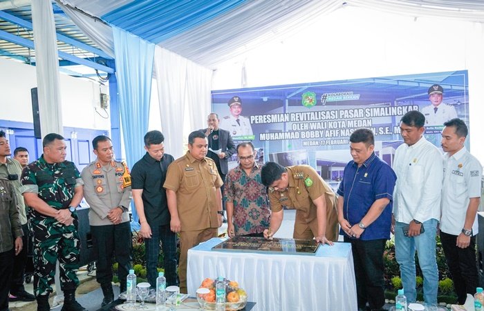 Wali Kota Medan, Bobby Nasution, meresmikan revitalisasi Pasar Simalingkar di Jalan Jahe, Kelurahan Mangga, Kecamatan Medan Tuntungan, Senin (17/2/25). Berbeda dari proyek lainnya, pembangunan pasar ini tidak menggunakan Anggaran Pendapatan dan Belanja Daerah (APBD) Kota Medan, melainkan hasil swadaya dari pedagang serta dukungan pihak swasta.