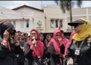 Diberhentikan Sepihak! Eks Karyawan PT Medan Canning Menangis di Depan Disnaker Medan