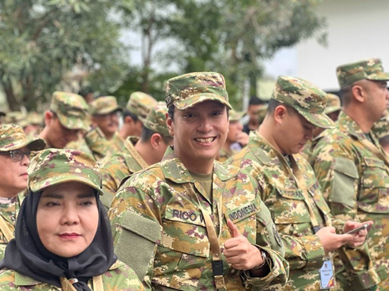 Wali Kota Medan Rico Waas tampak antusias. Mengenakan seragam Komponen Cadangan (Komcad) dan topi, ia bersama kepala daerah lainnya siap menjalani retret intensif selama sepekan. (istimewa)