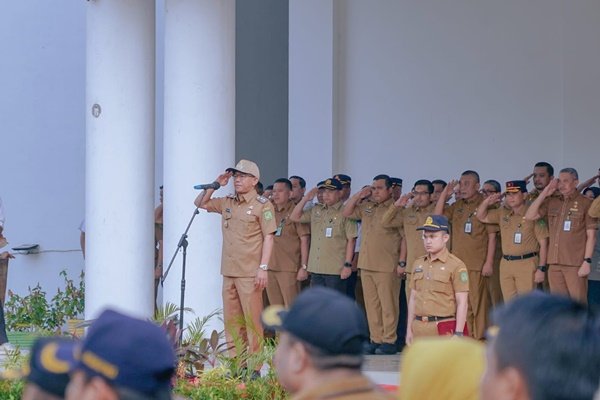 Wakil Wali Kota H. Zakiyuddin Harahap saat memberikan arahan pada Apel Bersama Awal Masa Wali Kota dan Wakil Wali Kota Medan Periode 2025-2030, Senin (24/2) di halaman kantor wali kota.( istimewa)