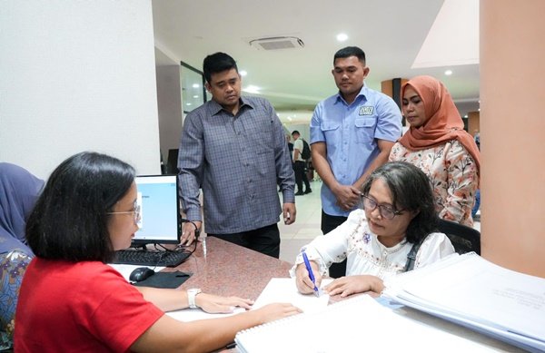 Wali Kota Medan Bobby Nasution meninjau persiapan pelaksanaan pelayanan Persetujuan Bangunan Gedung (PBG) yang akan dibuka di Mal Pelayanan Publik (MPP) Medan. (Istimewa)