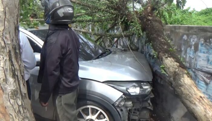 Pengemudi HRV dan Rekan Wanita Tabrak Becak di Pagi Buta, Mobil Oleng dan Hancur Tertahan Tembok!