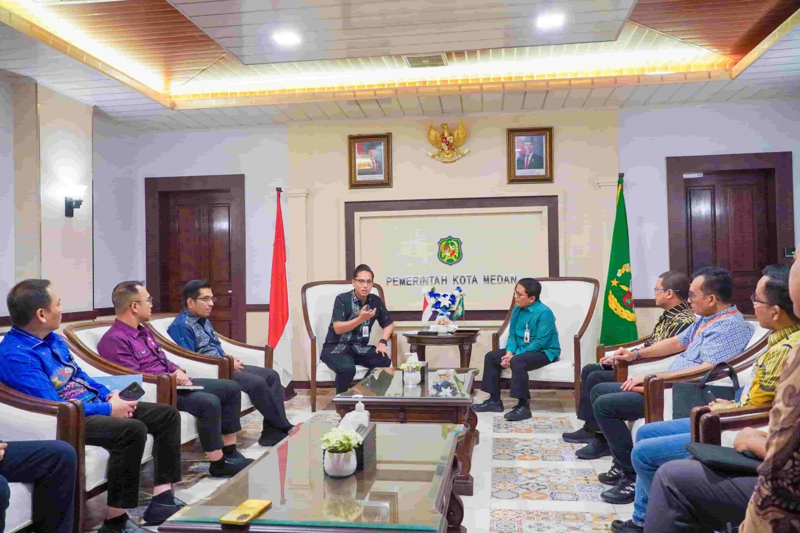 Rico Waas saat menerima kunjungan Direktur Utama PT Bank Sumut Babay Parid Wazdi di Balai Kota Medan, Jumat (14/3/2025). (seputaranindonesia.com/Foto: ist).