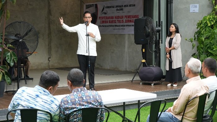 Wali Kota Medan Rico Tri Putra Bayu Waas saat memberikan sambutan dalam acara penyerahan hadiah pemenang lomba karya tulis jurnalis bertema "Mengubah Musibah Menjadi Berkah dengan UHC-JKMB" yang diselenggarakan oleh Komunitas Jurnalis Anak Medan (KoJAM) di Manna Space, Medan, Sabtu (8/3). (Istimewa)