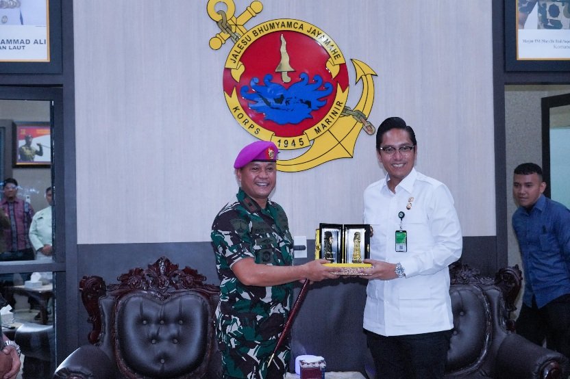 Wali Kota Medan Rico Tri Putra Bayu Waas menerima cenderamata dari Komandan Yonmarhanlan I Belawan, Mayor Marinir Remon Dabukke, saat kunjungan silaturahmi di Markas Yonmarhanlan I Belawan, Jumat (7/3/2025). Pertemuan ini bertujuan mempererat sinergitas dalam mendukung pembangunan Kota Medan, khususnya wilayah utara.(Istimewa)