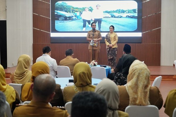 Wali Kota Medan, Rico Tri Putra Bayu Waas, didampingi istri, Ny. Airin Rico Waas, menyampaikan apresiasi terhadap pembangunan yang telah dilakukan oleh Bobby Nasution dalam acara silaturahmi bersama jajaran Pemko Medan di Balai Kota, Selasa (4/3). Ia menegaskan pentingnya menjaga dan meningkatkan pembangunan demi kesejahteraan masyarakat.(Istimewa)