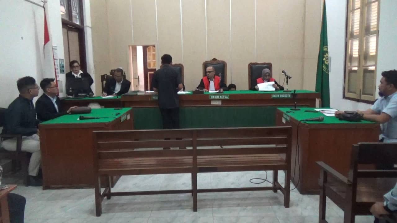 Sidang perdata terkait sengketa lahan di Jalan Gandhi, Medan, antara Benny dan warga lainnya melawan M Sethuraman kembali digelar di Pengadilan Negeri (PN) Medan pada Selasa (18/3/2025). Sidang ketiga ini berlangsung di Ruang Cakra 8 dengan agenda utama mediasi. (Foto: Aris/seputaranindonesia.com).