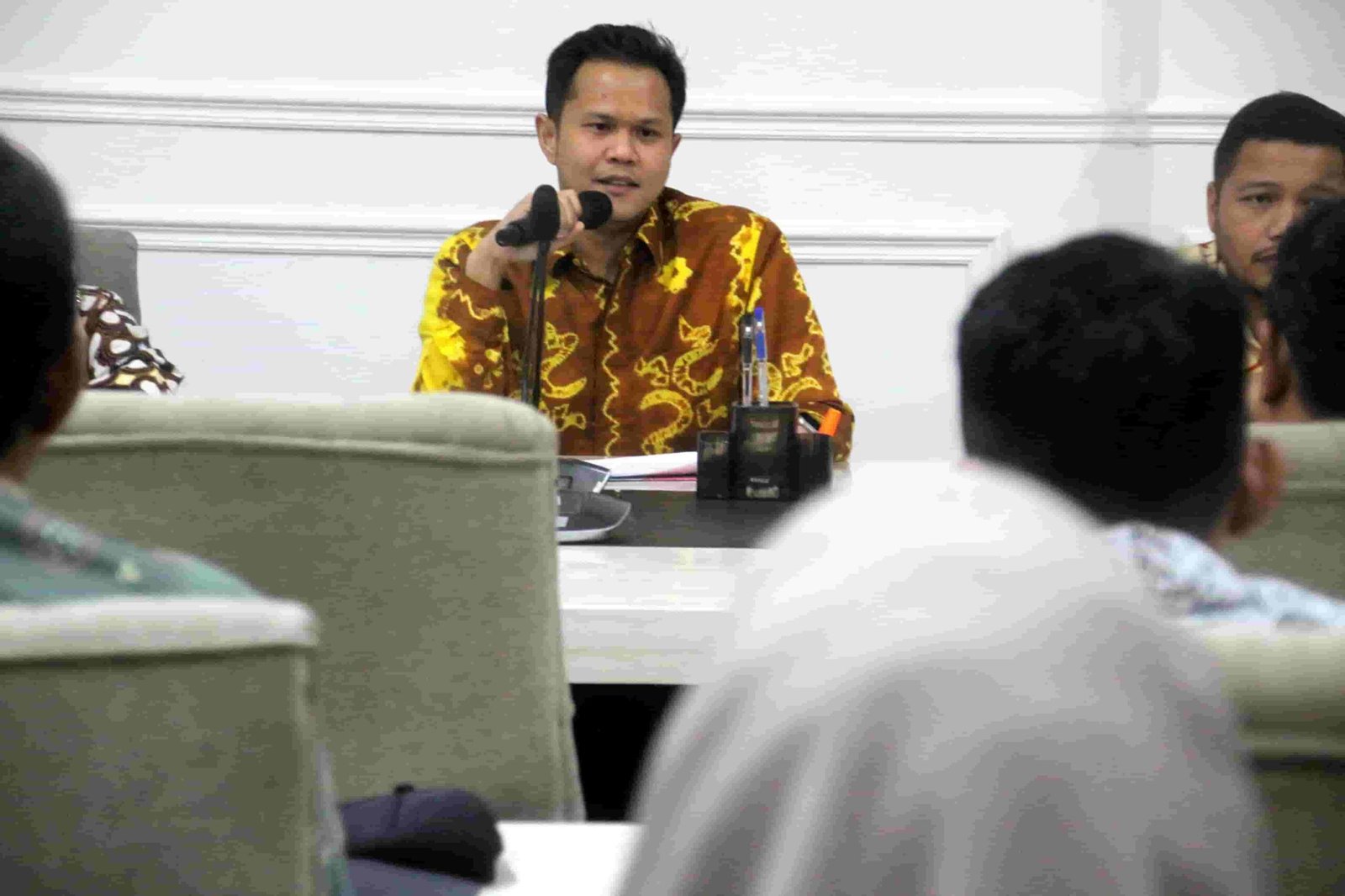 Wakil Bupati (Wabup) Sergai H. Adlin Tambunan saat memimpin sosialisasi kebijakan di Ruang Kerja Sekretaris Daerah (Sekdakab) Sergai, Kompleks Kantor Bupati, Sei Rampah, Kamis (13/3/2025).(seputaranindonesia.com/Foto: ist).