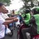Sejumlah jurnalis dari Koordinator Wartawan DPRD Medan membagikan takjil kepada pengendara dan pejalan kaki yang melintas di Jalan Imam Bonjol Medan, Rabu (19/03/25). Kegiatan ini merupakan aksi sosial dalam rangka Ramadan, sebagai bentuk kepedulian insan pers terhadap masyarakat yang masih dalam perjalanan saat waktu berbuka puasa (Foto; Aris/seputaranindonesia.com).