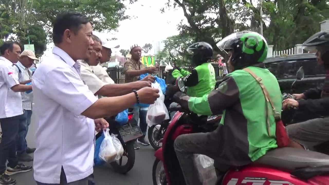 Sejumlah jurnalis dari Koordinator Wartawan DPRD Medan membagikan takjil kepada pengendara dan pejalan kaki yang melintas di Jalan Imam Bonjol Medan, Rabu (19/03/25). Kegiatan ini merupakan aksi sosial dalam rangka Ramadan, sebagai bentuk kepedulian insan pers terhadap masyarakat yang masih dalam perjalanan saat waktu berbuka puasa (Foto; Aris/seputaranindonesia.com).