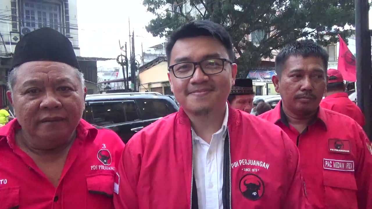 Ketua PAC PDI Perjuangan Medan Area, Bobby C. Halim, S.H., M.H., CPM, didampingi pengurus PAC PDI Perjuangan Medan Area saat memberikan keterangan kepada media terkait kegiatan pembagian takjil dan buka puasa bersama, Senin (24/3/2025). (Foto: Aris/seputaranindonesia.com).