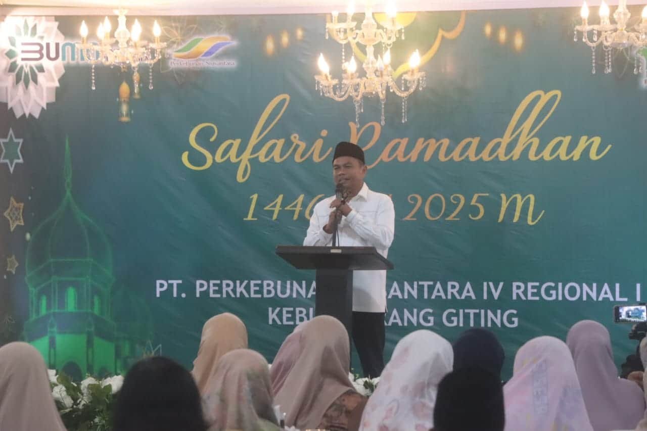 Bupati Serdang Bedagai (Sergai) H. Darma Wijaya saat menyampaikan sambutan dalam acara Safari Ramadan 1446 H di Kebun Sarang Giting, Kecamatan Dolok Masihul, Jumat (14/3/2025). Dalam pidatonya, ia menekankan pentingnya silaturahmi dan Ukhuwah Islamiyah serta mengenang masa kecilnya yang erat dengan lingkungan perkebunan. (foto: ist/seputaranindonesia.com).